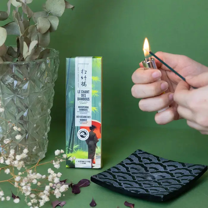 Tradícionális japán füstölőpálcika, kevés füsttel - földes, fás, fűszeres illat - pihenés, feltöltődés, nyugalom